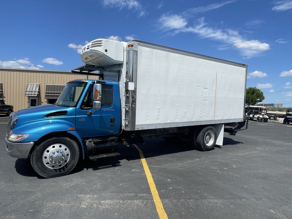 2006 International 4300 WITH 20 FT INSULATED BODY, THERMOKING REEFER