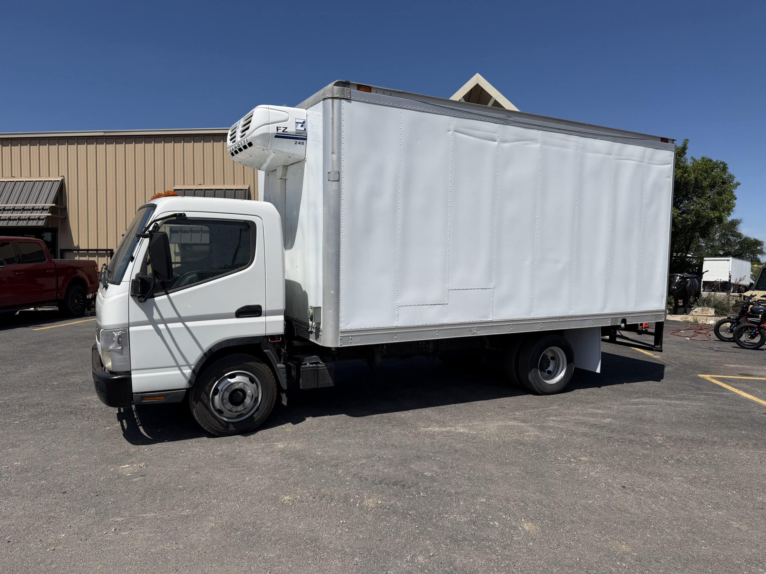 2014 Mitsubishi Fuso FE 160 Refrigerated Box Truck w/ Zanotti Unit – #FK014384